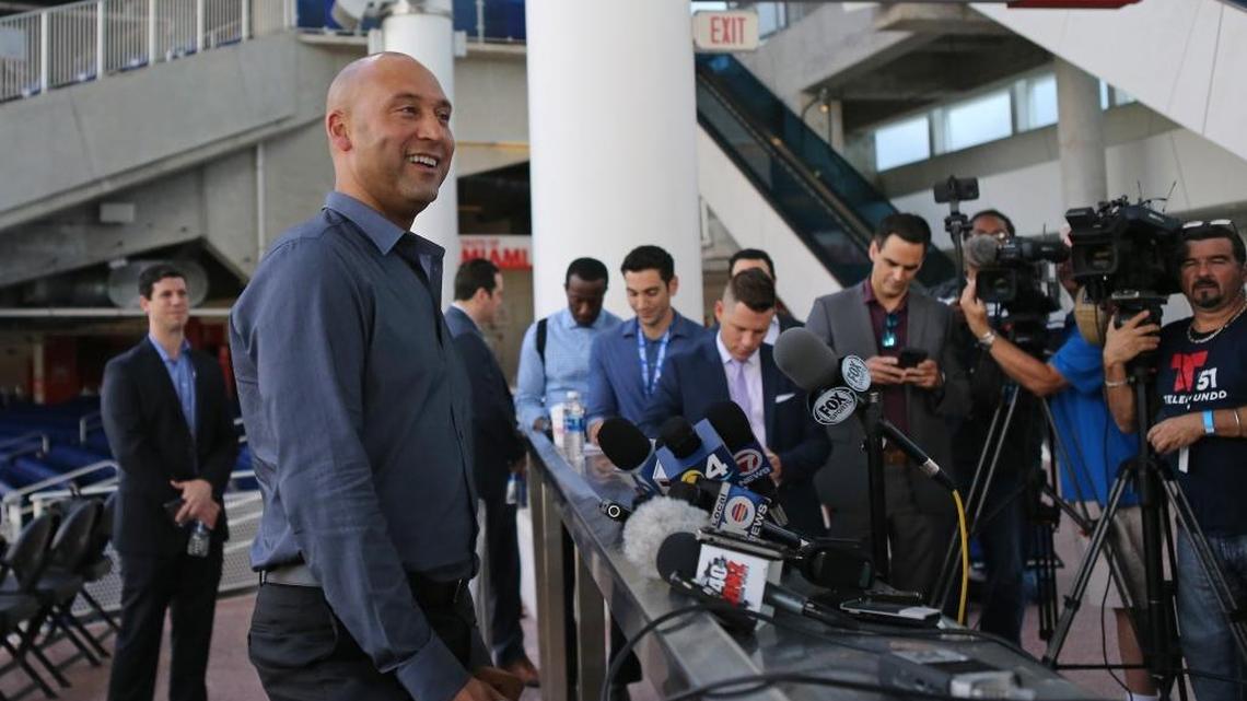 DEREK JETER conversa con la prensa en el Marlins Park este 13 de febrero.