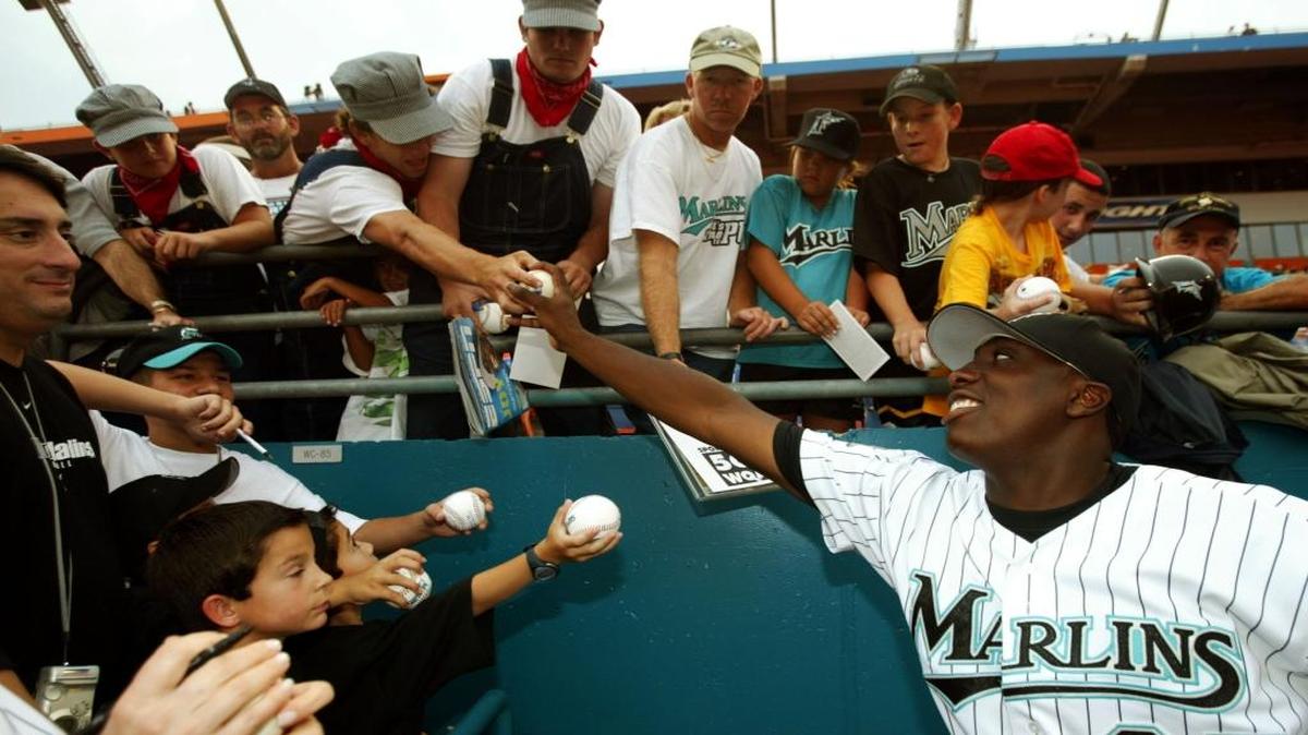 DONTRELLE WILLIS firma pelotas a los aficionados en el Pro Player Stadium el 29 de julio del 2003.
