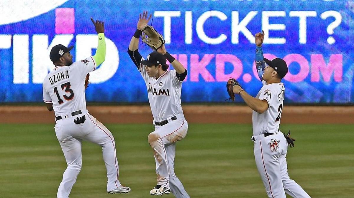 CHRISTIAN YELICH (C) es el sobreviviente de unos jardines que en el 2017 contaban con Marcell Ozuna (i) y Giancarlo Stanton.
