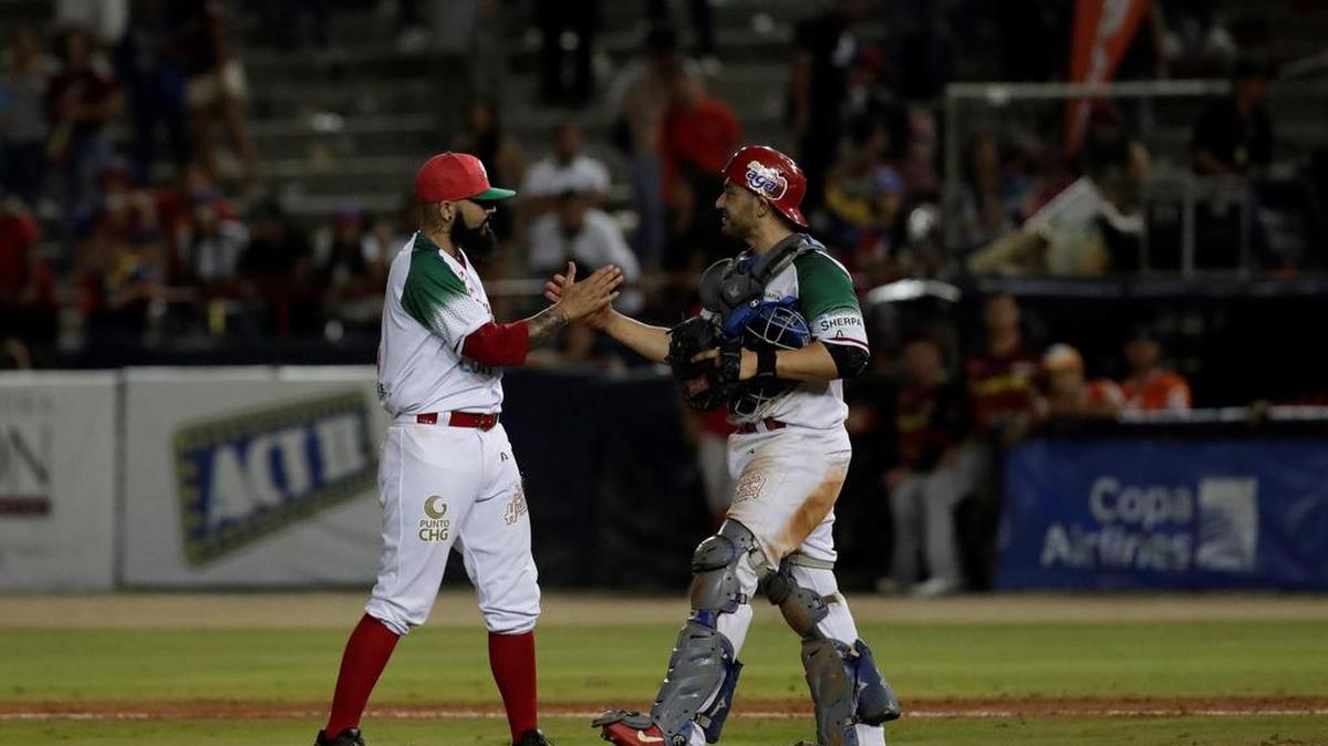 Sergio Romo (izq.) estrecha la mano al receptor Gabriel Gutiérrez tras la victoria de los Charros de Jalisco ante los Cardenales de Lara en la Serie del Caribe, el 9 de febrero de 2019 en el Estadio Nacional Rod Carew en Ciudad de Panamá.