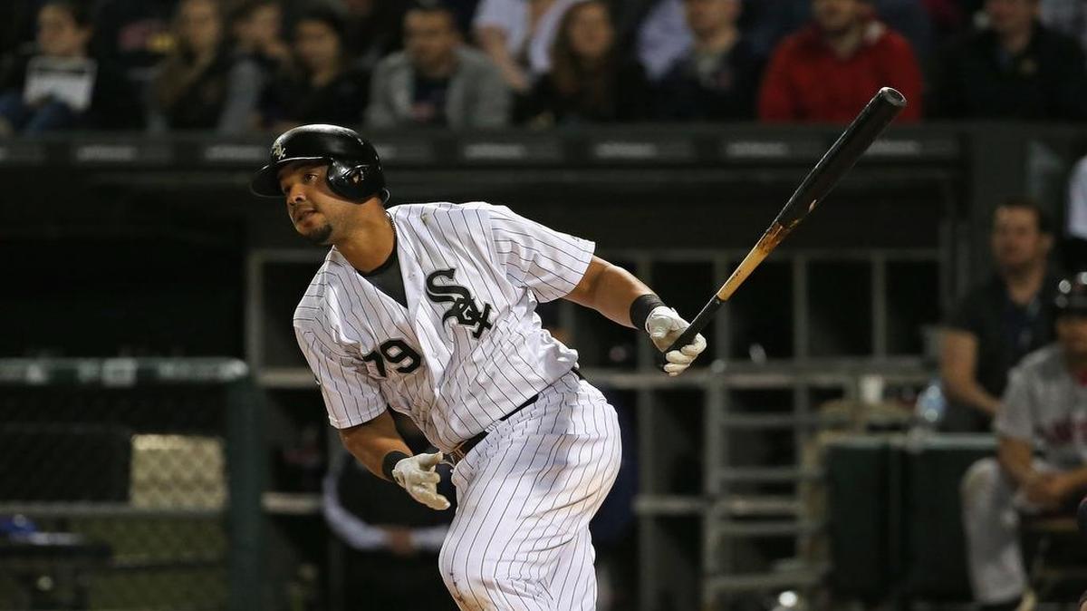 EL CUBANO José Abreu conecta un doblete de dos carreras en el octavo episodio para los Medias Blancas de Chicago en partido frente a los Medias Rojas de Boston, el 3 de mayo del 2016 en el U.S. Cellular Field.