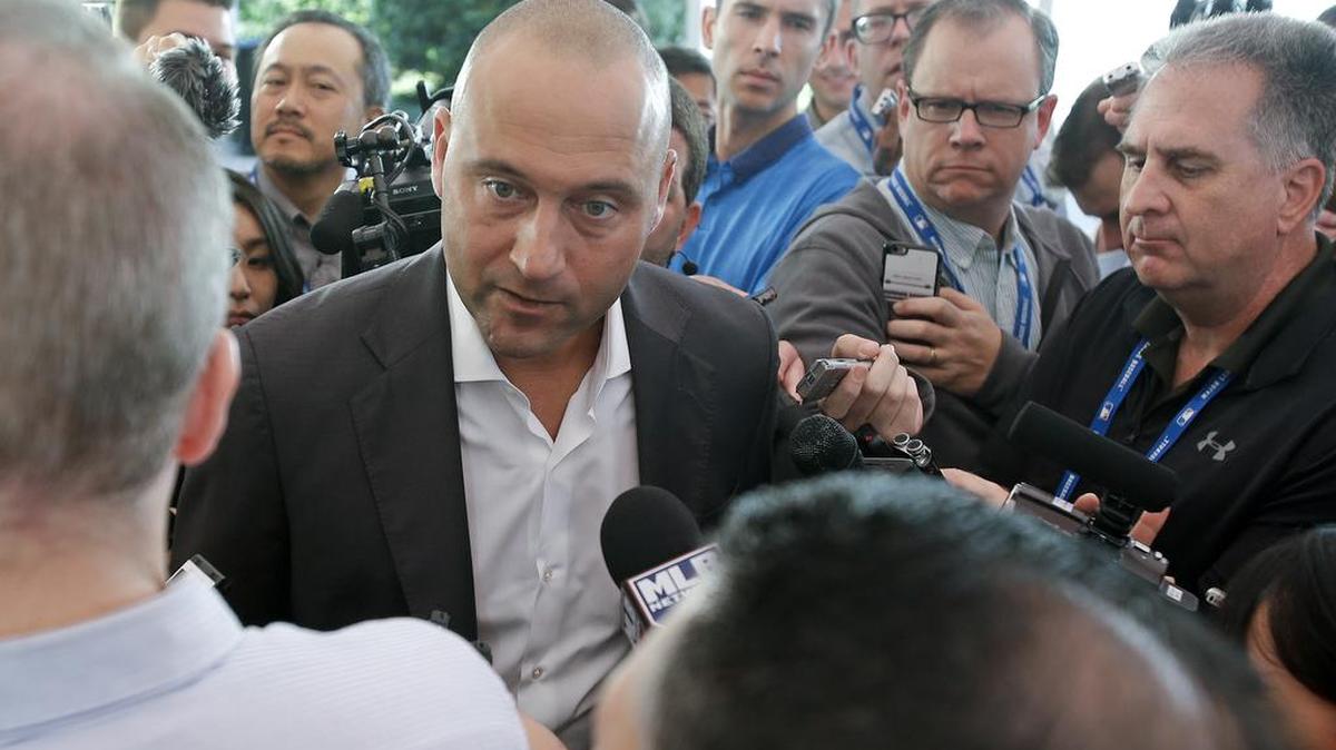 DEREK JETER, director ejecutivo de los Marlins, connversa con la prensa en las reuniones de gerentes generales en Orlando el 15 de noviembre.