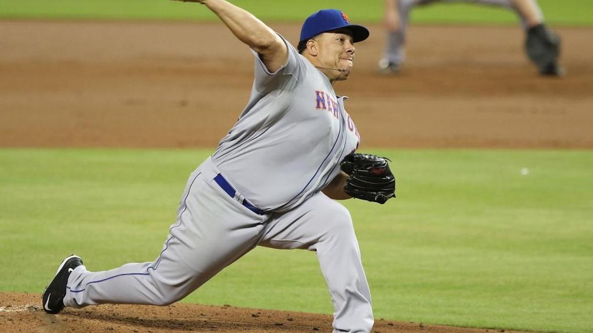 
El abridor de los Mets Bartolo Colón (40) lanza contra los Marlins de Miami en el primer inning, el sábado 5 de septiembre del 2015.

