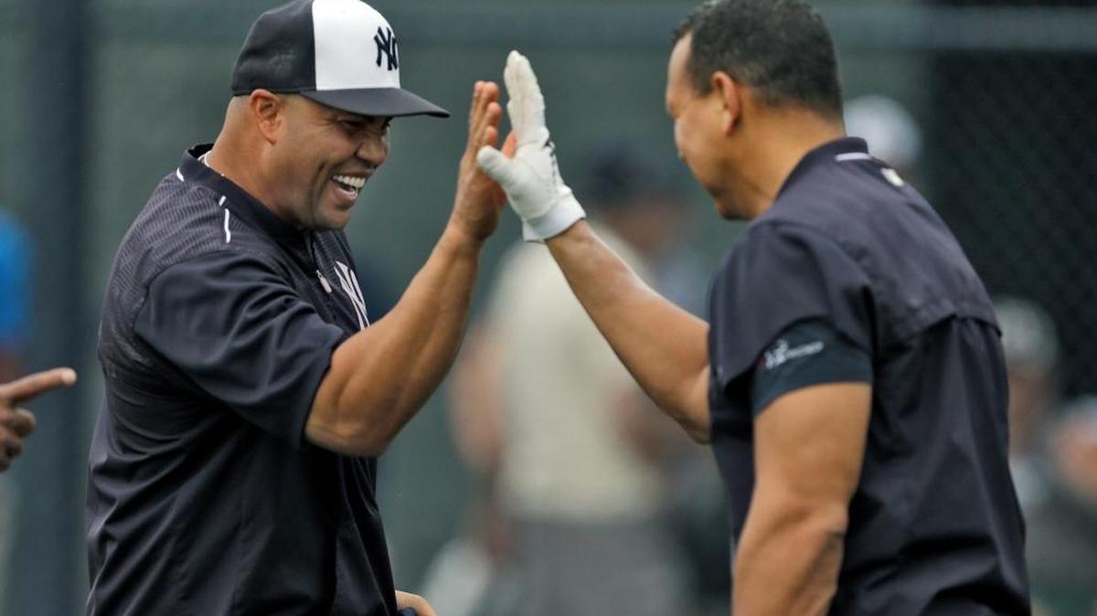 ALEX RODRIGUEZ y Carlos Beltrán (i) se saludan en una práctica de bateo el 19 de marzo del 2016 en Tampa.