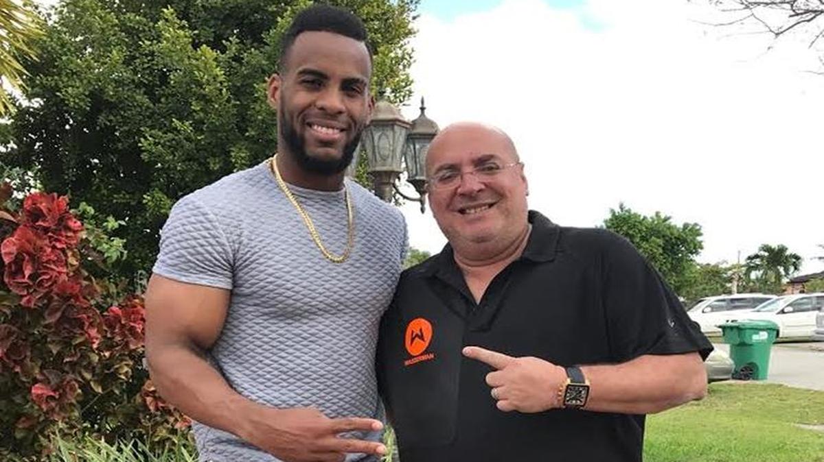 YANDY DÍAZ junto a Carlos Pérez, de la empresa Wasserman, en Miami.