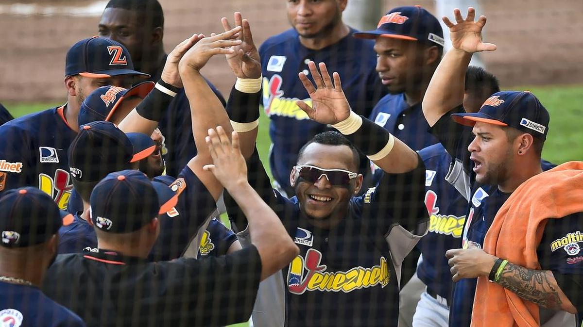Los jugadores de Venezuela celebran tras anotar una carrera ante Puerto Rico, el jueves en la Serie del Caribe.