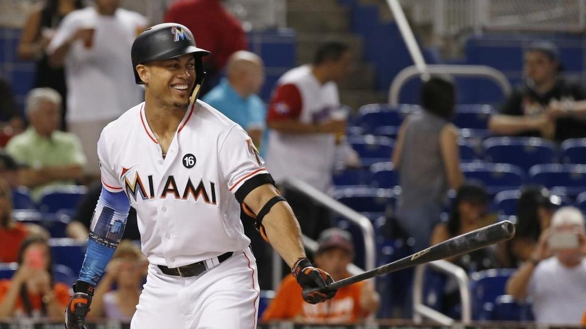 El jardinero de los Marlins Giancarlo Stanton sonríe antes de batear contra los Filis, el 31 de agosto en Miami.