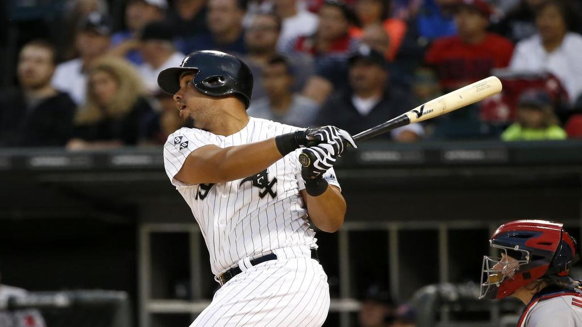 
El primera base cubano José Abreu dispara un jonrón por los Medias Blancas en el partido contra los Cachorros, el 24 de agosto del 2015.
