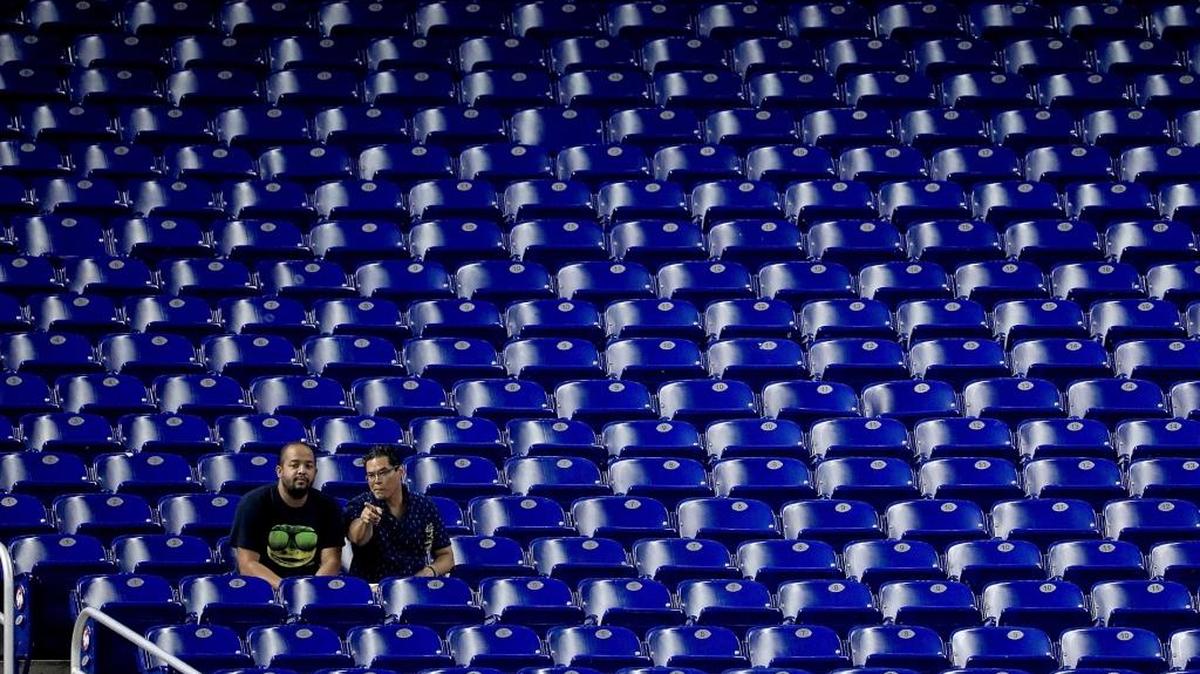 DOS FANATICOS solitarios contemplan el choque del 6 de septiembre contra los Nacionales.