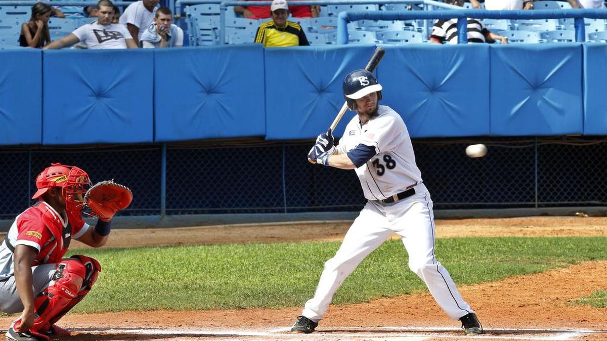 El jugador de la Universidad Estatal de Pensilvania Jim Haley batea en el partido contra Ciego de Ávila, actual campeón de la liga nacional, el 25 de noviembre del 2015 en La Habana, Cuba.