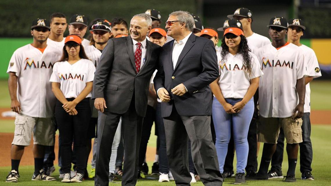 El comisionado de las Mayores Rob Manfred (izq.) conversa con el dueño de los Marlins Jeffrey Loria antes del partido entre los peces y Filadelfia, el 27 de julio del 2016 en Miami.
