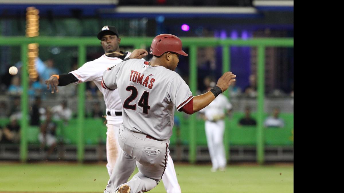 
Duelo cubano. Adeiny Hechavarría, de los Marlins, pone out a Yasmany Tomas, de los Diamondbacks, en el juego del lunes en el Marlins Park, en Miami.
