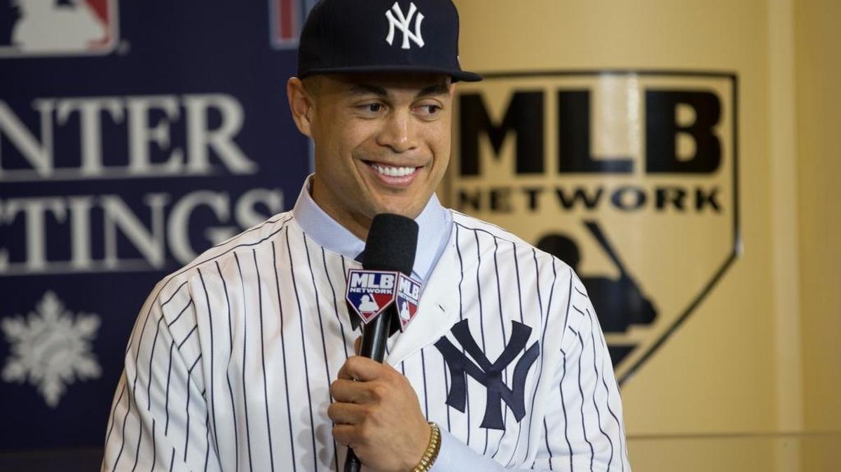 Giancarlo Stanton con la camiseta de los Yankees habla a los medios durante la conferencia de prensa de del 11 de diciembre en Orlando.