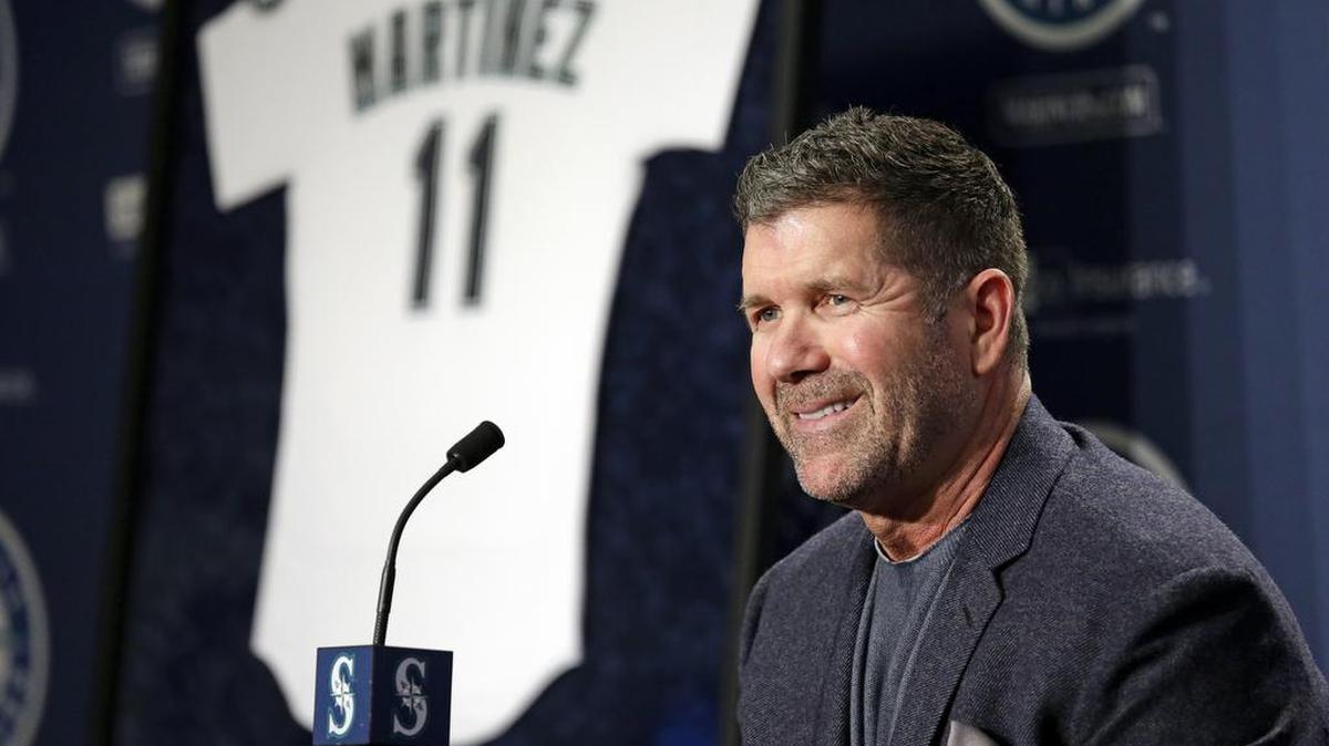 Edgar Martínez sonríe en la ceremonia en Seattle donde los Marineros anunciaron el retiro de su número 11, el 24 de enero de 2018.