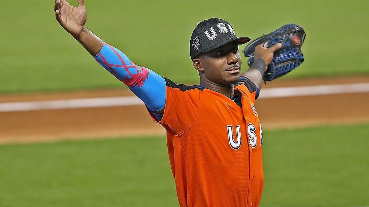 LEWIS BRINSON saluda a los aficionados de Miami durante el Juego de las Estrellas del Futuro celebrado el 9 de julio en el Marlins Park.