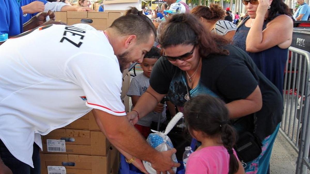 JOSÉ FERNÁNDEZ durante una entrega de pavos a familias necesitadas en las afueras del parque de los Marlins el 20 de noviembre.
