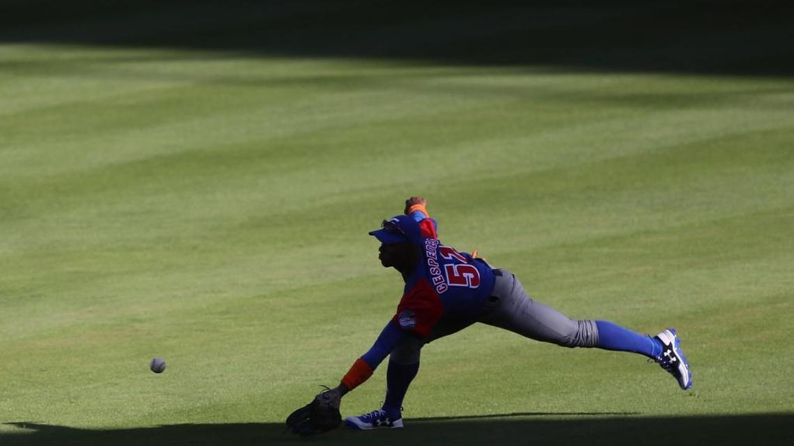 Yoelkis Céspedes, del equipo Granma de Cuba, atrapa una pelota en la Serie del Caribe contra los Tigres de Licey de República Dominicana, en Culiacán, México, el miércoles 1 de febrero del 2017.