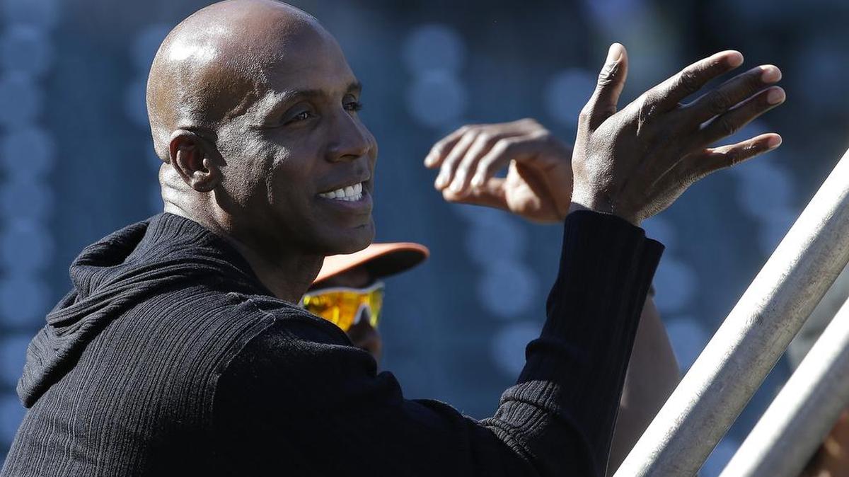BARRY BONDS contempla un entrenamiento de bateo de los Gigantes el 10 de julio.
