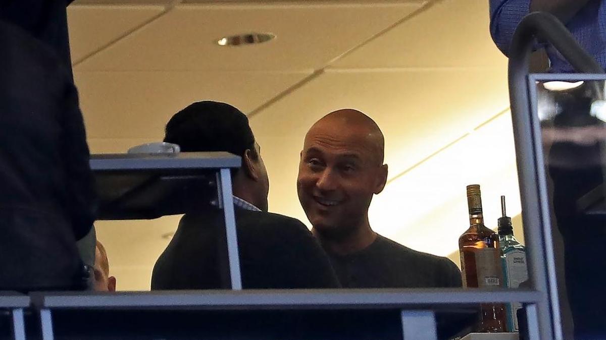 DEREK JETER contempló el choque final de la temporada desde la suite del propietario de los Marlins.