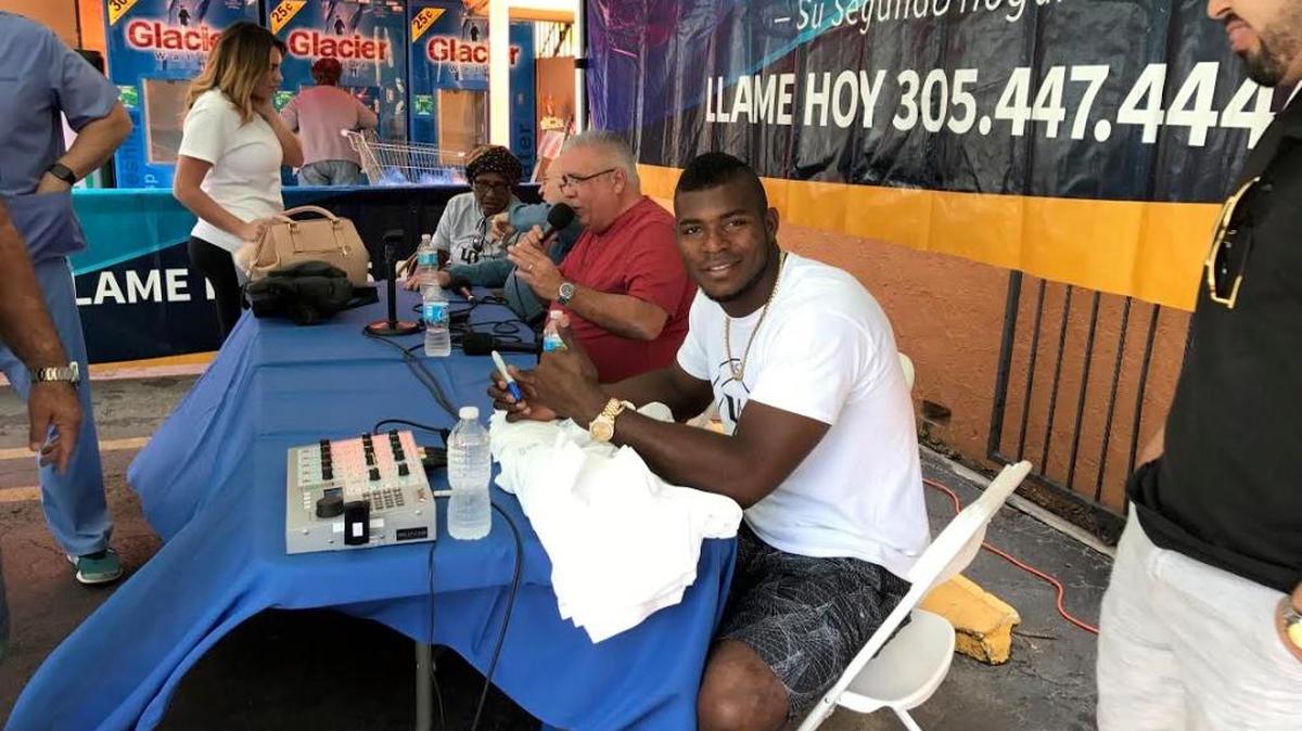 YASIEL PUIG durante un encuentro con aficionados de Miami el 6 de enero, en la 17 ave. y la 30 calle NW.
