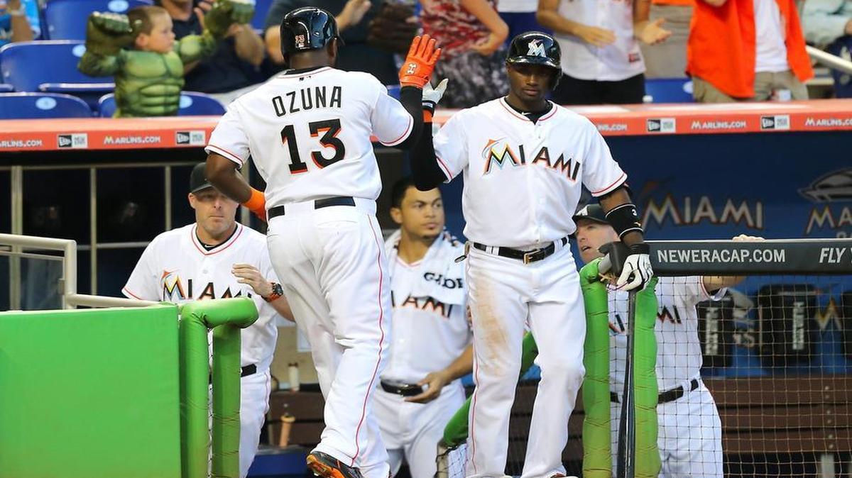 
MARCELL OZUNA es felicitado por Adeiny Hechavarría tras anotar con elevado de sacrificio de J.T. Realmuto en el segundo episodio, la noche del viernes.
