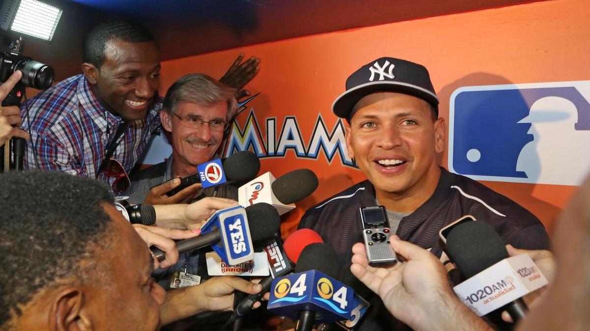 
Alex Rodríguez conversa con la prensa en Miami antes del comienzo del juego entre los Yankees y los Marlins, el 15 de junio del 2015.
