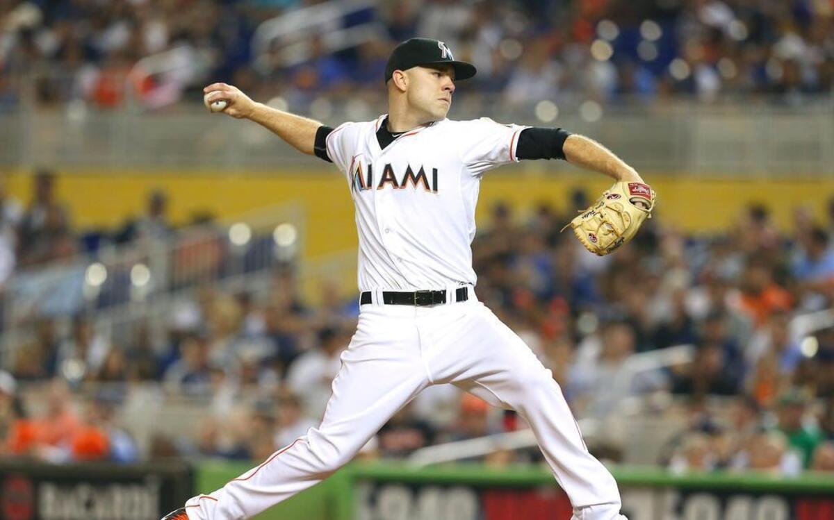 
David Phelps tiene una fractura por estrés en el hueso radial del antebrazo derecho y queda fuera de la rotación de los Marlins.
