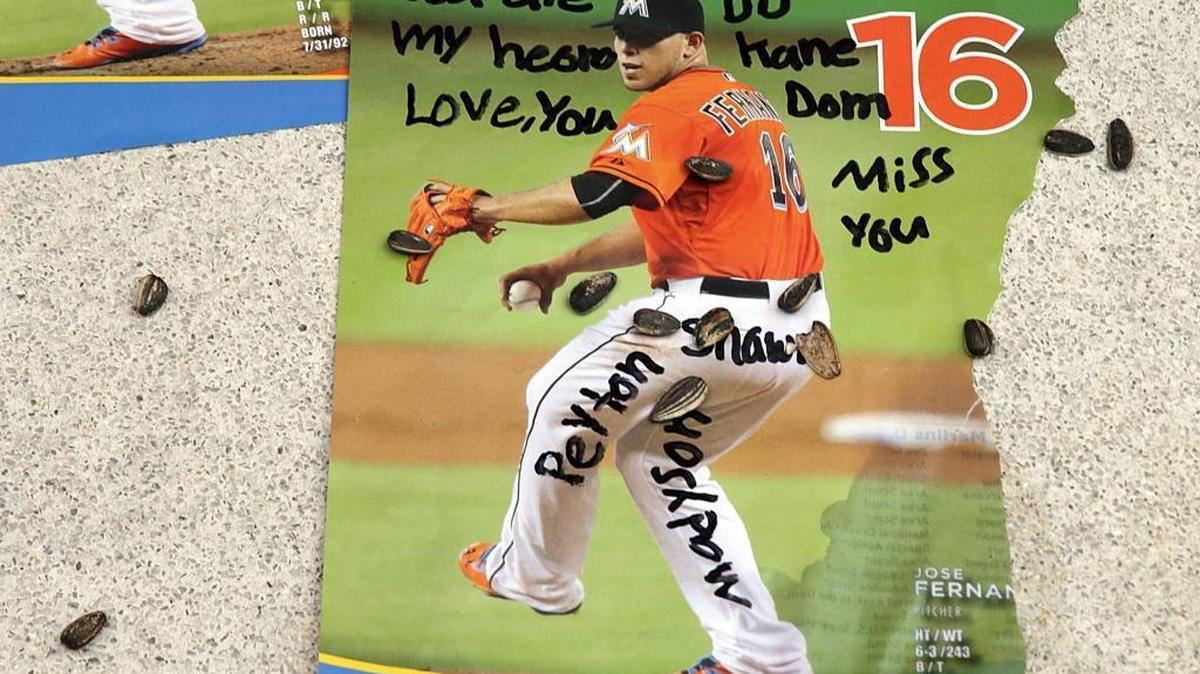 Los aficionados rinden tributo firmando un póster en el homenaje a José Fernández, en el Marlins Park en la Pequeña Habana en Miami, el lunes 26 de septiembre del 2016.