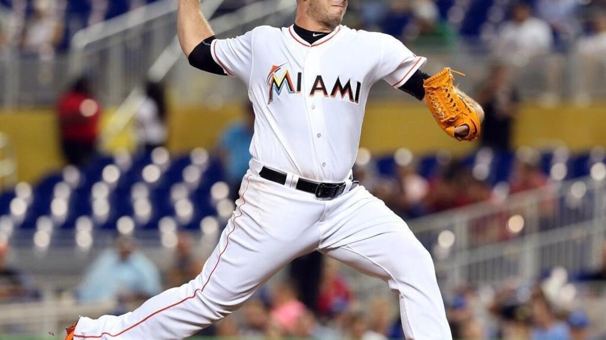 El lanzador de los Marlins José Fernández no permitió carreras, bateó dos hits y se llevó el triunfo ante los Reales el miércoles en el estadio de la Pequeña Habana.