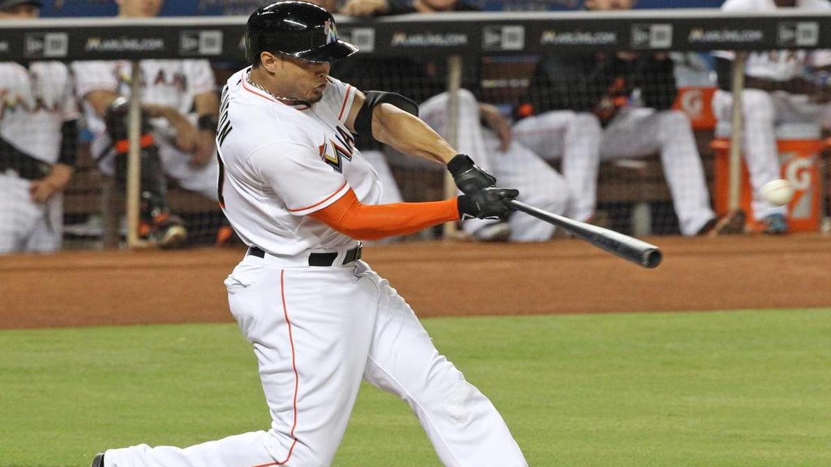 
Giancarlo Stanton dispara un jonrón de tres carreras para los Marlins en el primer inning, el jueves.
