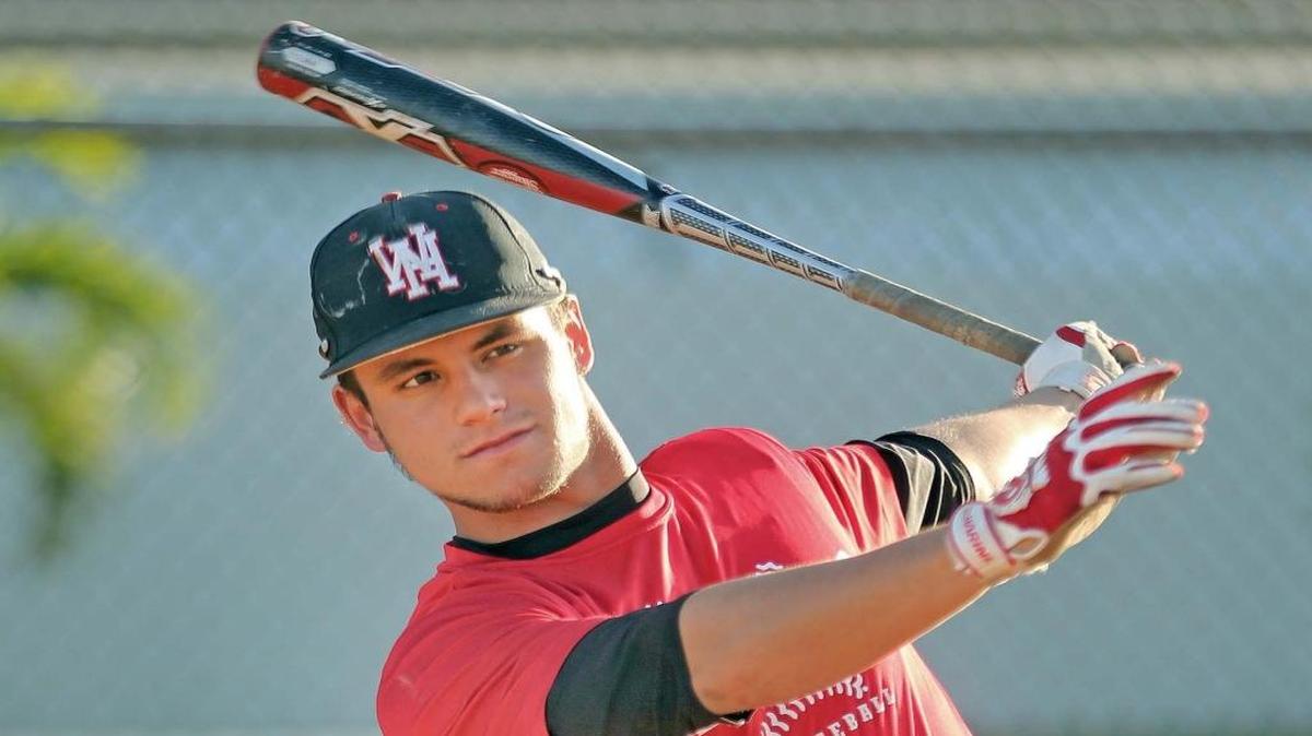 BRYAN LAVASTIDA, jugador de los Westland Wildcats, entrena en el Walker Park de Hialeah el 20 de enero del 2016.