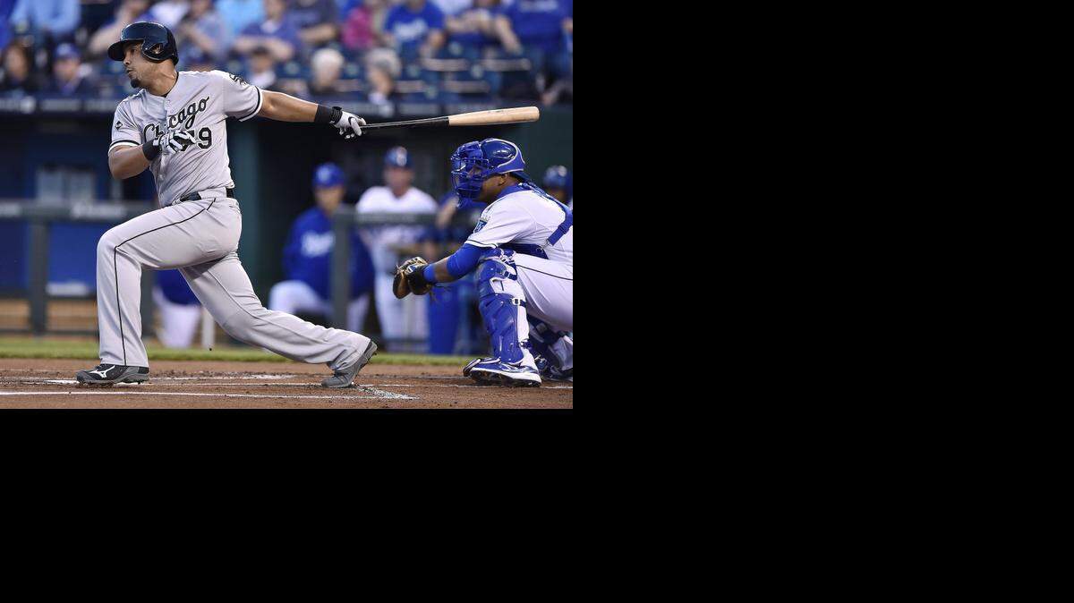 
El primera base de los Medias Blancas José Abreu conecta un hit remolcador ante los Reales, el 16 de septiembre del 2014 en Kansas City.


