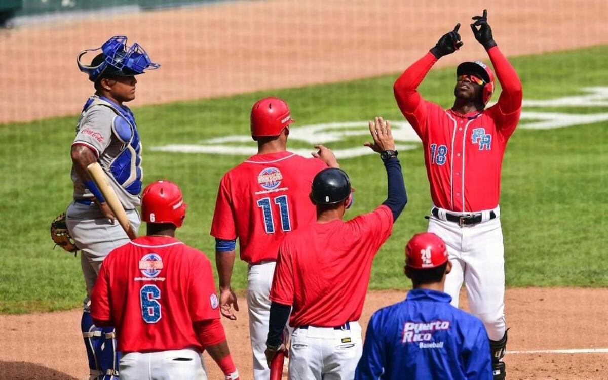 El cubano Rusney Castillo (der.), de los Criollos de Caguas de Puerto Rico, celebra luego de anotar contra los Tigres del Licey de República Dominicana en la Serie del Caribe, en el estadio de los Tomateros, en Culiacán, Sinaloa, México, el sábado 4 de febrero del 2017.