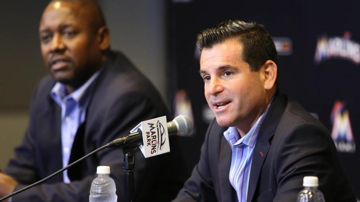 EL PRESIDENTE de los Marlins David Samson, junto al presidente de operaciones de béisbol Mike Hill (i), en conferencia de prensa el 6 de octubre del 2015.