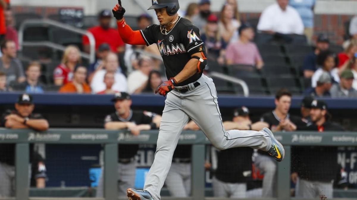 Giancarlo Stanton (27), de los Marlins, corre las bases luego de conectar un jonrón solitario en el juego contra los Bravos en el SunTrust Park, la noche del sábado 9 de septiembre del 2017 en Atlanta, Georgia.