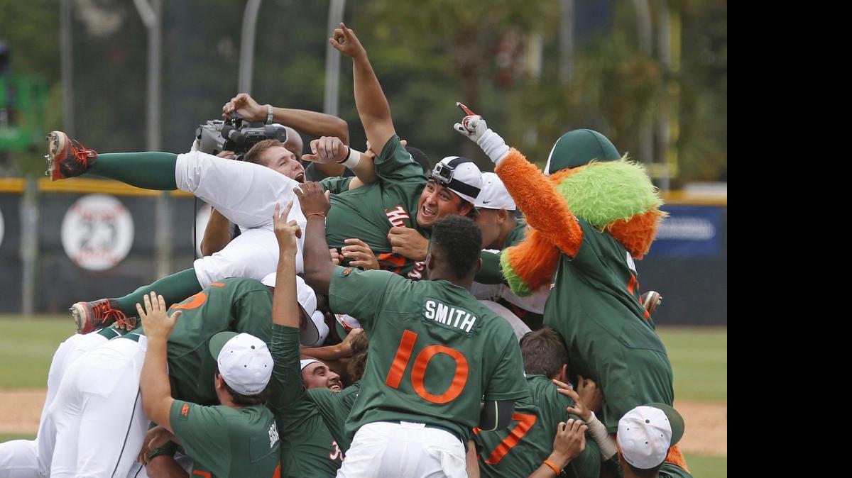 
LOS JUGADORES de la Universidad de Miami celebran la victoria sobre VCU 10-3.


