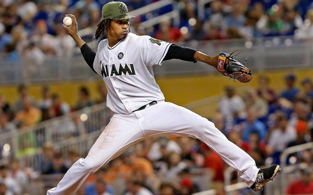 José Ureña, de los Marlins, lanza en el tercer inning contra los Angelinos, el domingo en Miami.