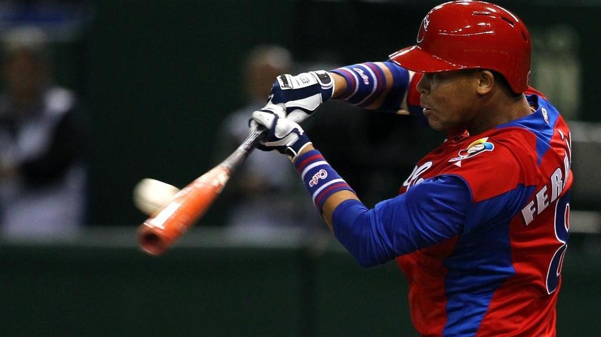JOSE MIGUEL Fernández conecta un imparable en el Clásico Mundial de Béisbol en marzo del 2013 contra Holanda.