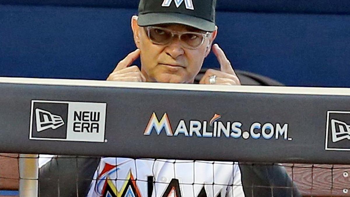 DON MATTINGLY dirige el juego desde el dugout el 10 de mayo en Miami contra los Cerveceros.