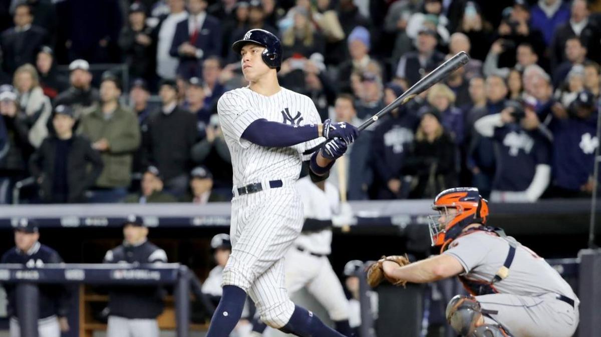 Aaron Judge dispara un jonrón de tres carreras contra los Astros en el tercer juego de la Serie de Campeonato de la Liga Americana, en el Yankee Stadium, el 16 de octubre del 2017.