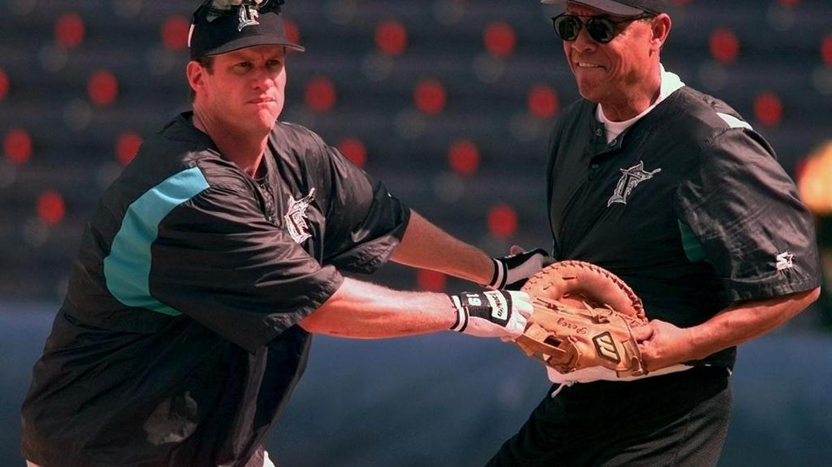 TANY PEREZ y Jeff Conine (i) bromean antes de un juego en Atlanta el 13 de octubre de 1997.