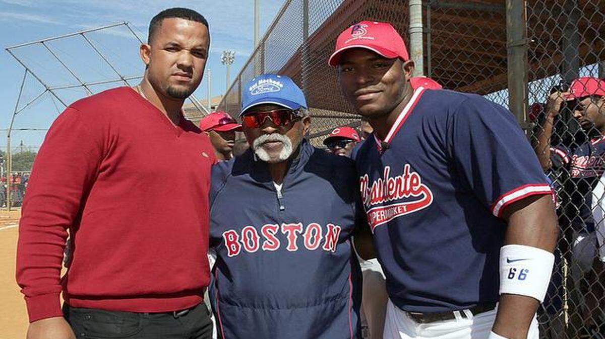 
José Abreu (izq.), Luis Tiant y Yasiel Puig posan en la edición pasada del evento, celebrada en el Bucky Dent Park de Hialeah.

