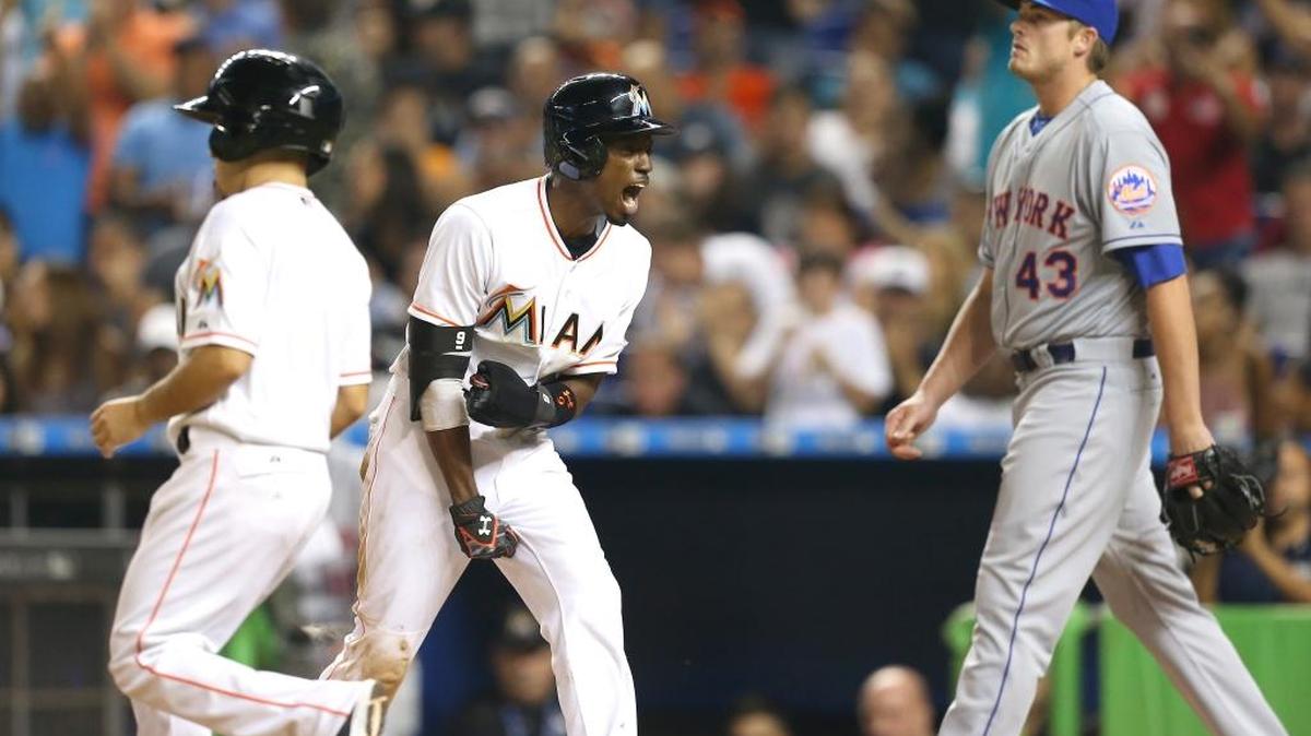 
Addison Reed, pitcher de los Mets, mira la celebración de Dee Gordon, el viernes.
