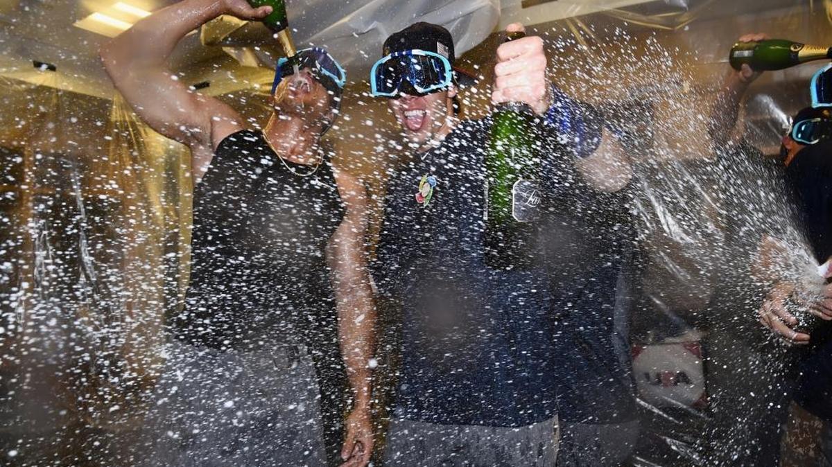 GIANCARLO STANTON y Christian Yelich (d) celebran el triunfo de EEUU sobre Puerto Rico el 22 de marzo.