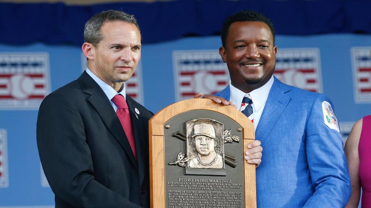
Pedro Martínez (der.) posa con el presidente del Salón de la Fama de Cooperstown Jeff Idelson en la ceremonia de exaltación del exlanzador El dominicano al recinto de los inmortales, el 26 de julio del 2015.
