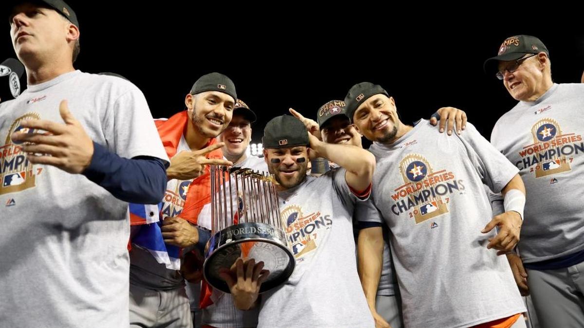 JOSE ALTUVE con el trofeo de la Serie Mundial, rodeado de peloteros de Houston.