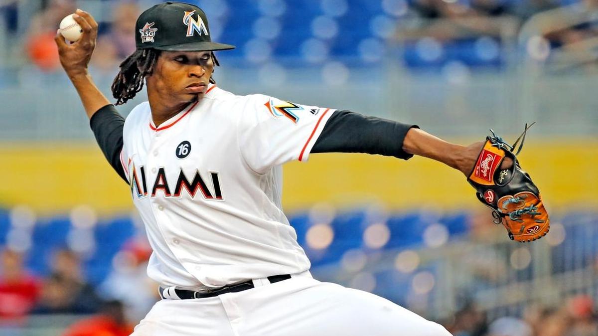 José Urena (62), de los Marlins, lanza contra los Bravos, la noche del viernes 12 dee mayo del 2017 en Miami.
