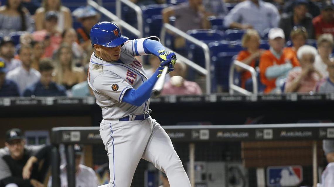 Asdrubal Cabrera batea un jonrón por los Mets en el cuarto inning del partido contra los Marlins, celebrado el 10 de abril de 2018 en Miami.