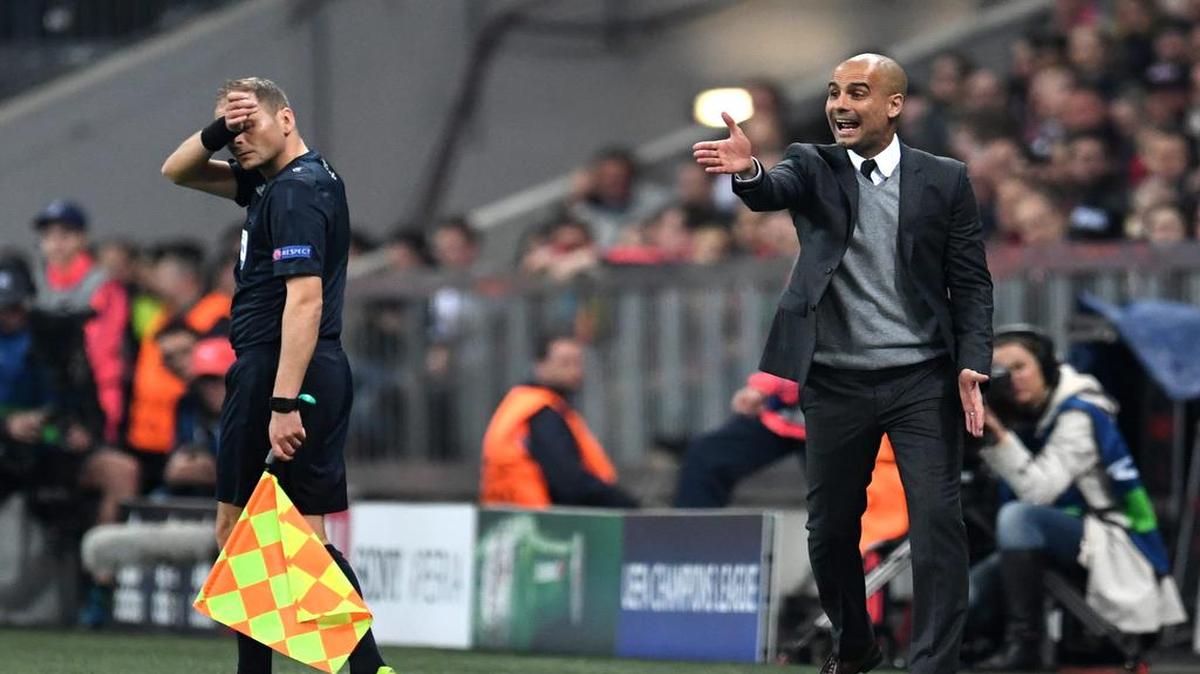 El entrenador del Bayern Munich, Pep Guardiola, reparte instrucciones a sus jugadores en el partido ante Benfica, en los cuartos de final de la Liga de Campeones, celebrado el 5 de abril de 2016.