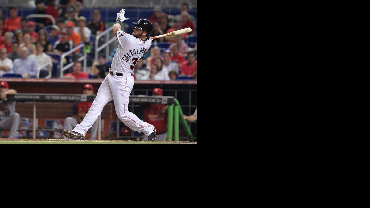 
Los Marlins han comenzado a perder la paciencia con Jarrod Saltalamacchia, sobre todo con sus .220 de promedio ofensivo y el OPS de .681, en ambos casos muy por debajo de lo alcanzado en el 2013 con Boston.
